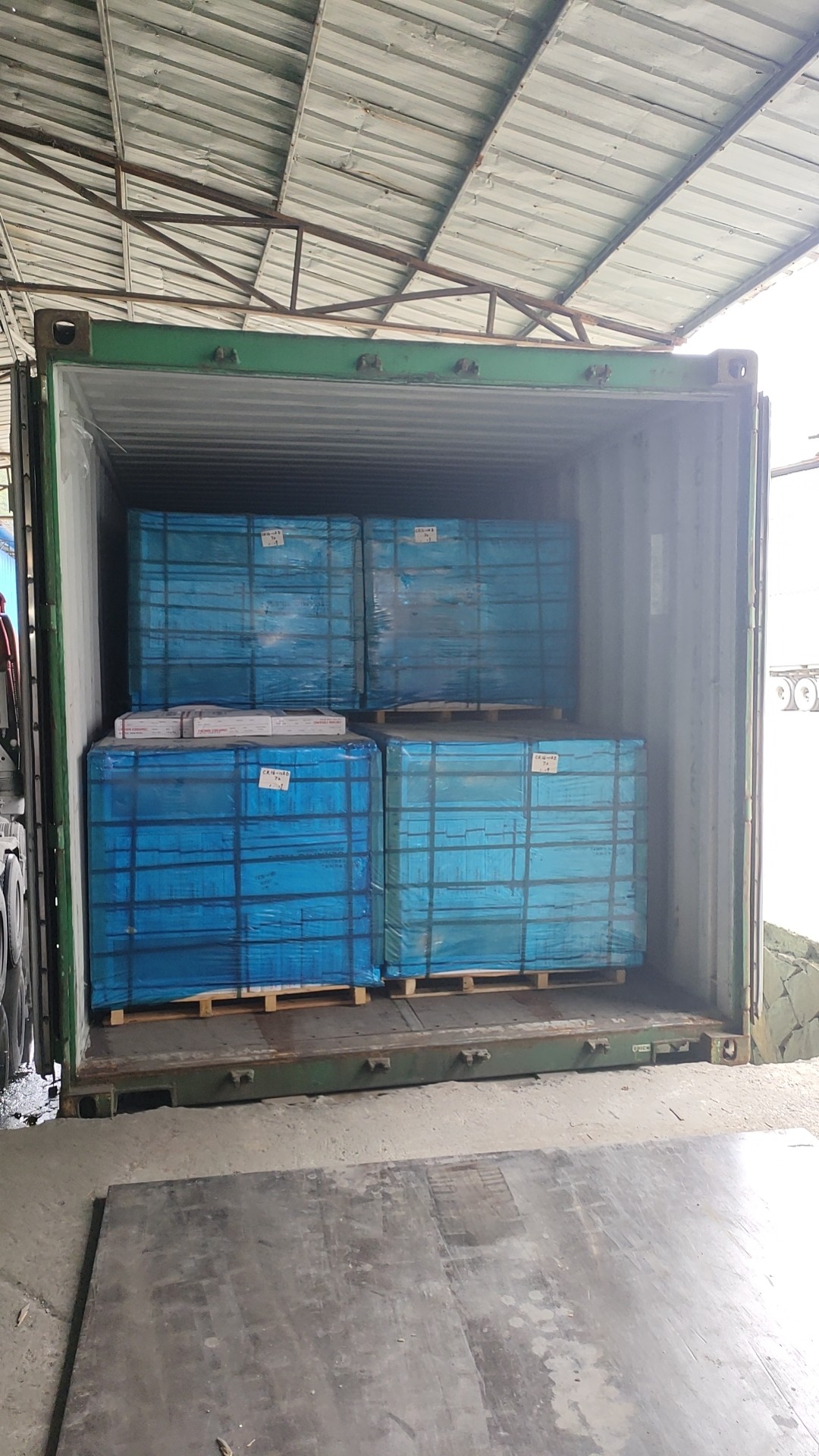 ¡La primera carga de 12 contenedores de azulejos después del año nuevo chino!